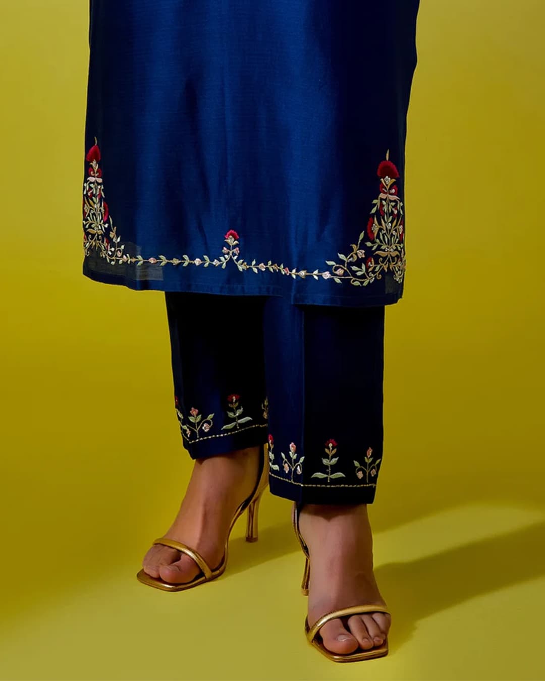 Notched neck kurta with pant
